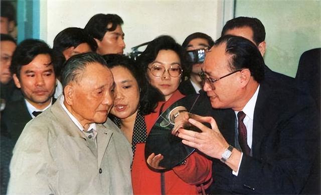 鄧小平訪問新加坡，會談後沉默不語，李光耀：從未見過這樣的領袖