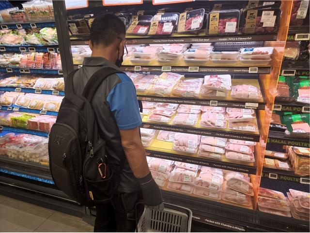 新华财经记者在新加坡：受邻国限制出口影响，“吃鸡”成奢侈