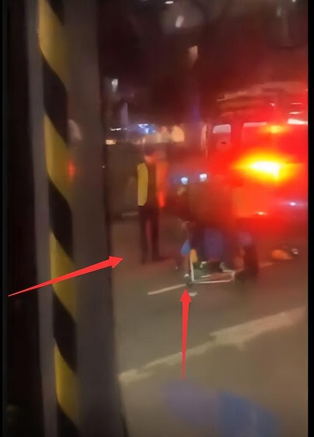新加坡一名送餐員遭遇車禍，網友拍下事故現場：傷得不輕
