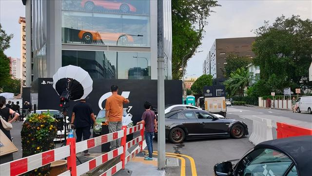 《GT7》廣告現身新加坡 建築設計成汽車自動售貨機