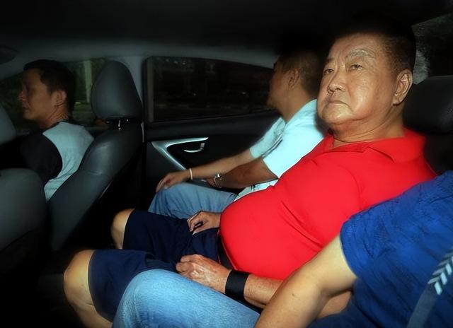 17年，新加坡72歲華裔富商當街殺人，嘴裏大喊：他是我女婿他該死