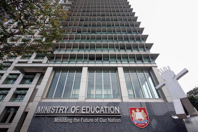 新加坡政府積極吸引亞洲人才留學，提供大量獎學金助學金補貼