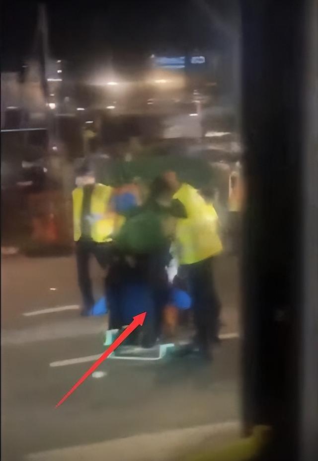 新加坡一名送餐員遭遇車禍，網友拍下事故現場：傷得不輕