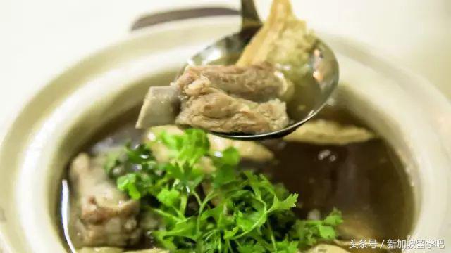 新加坡美食：去煲正喝一碗保證品質的冠軍肉骨湯