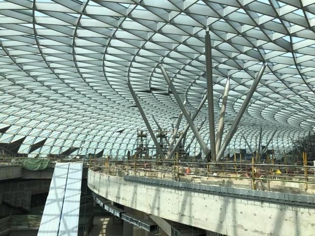 星耀樟宜“凹造型”背後施工何其難，看完你會對浦東機場世界最大單體衛星廳很期待
