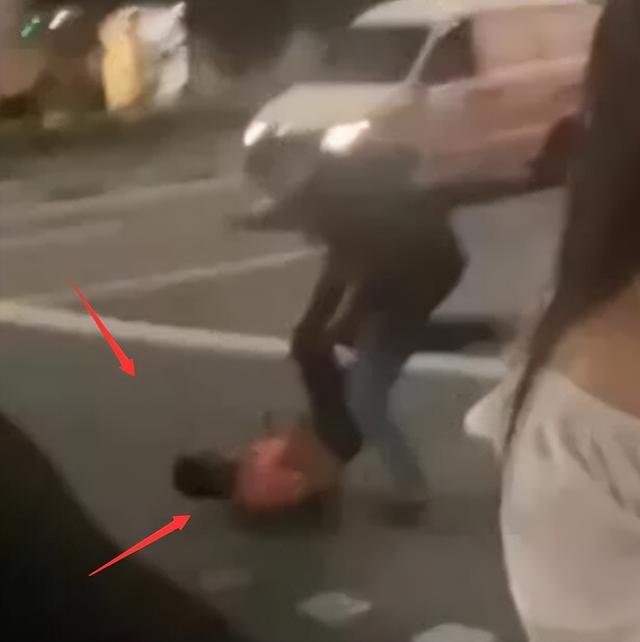 男子在新加坡紅燈區暴打女子引民憤，“大俠”出手絕地反殺引喝彩