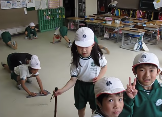 日本鼓勵學生在校搞大掃除，日本教育專家：有助于培養他們對教室的感謝之情