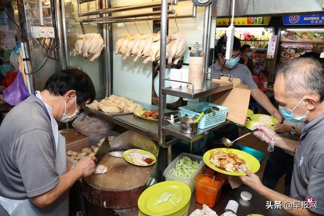 马国暂停出口担心无鸡可吃 新加坡食客挤爆鸡饭摊