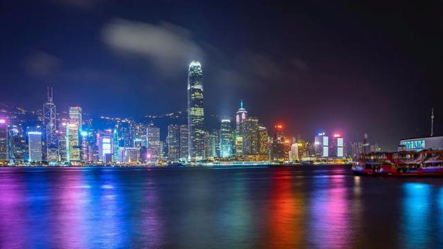 同为亚洲四小龙的香港和新加坡，哪个城市更胜一筹？