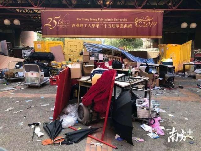 有暴徒试图经下水道逃出理工大，警方当场拘捕