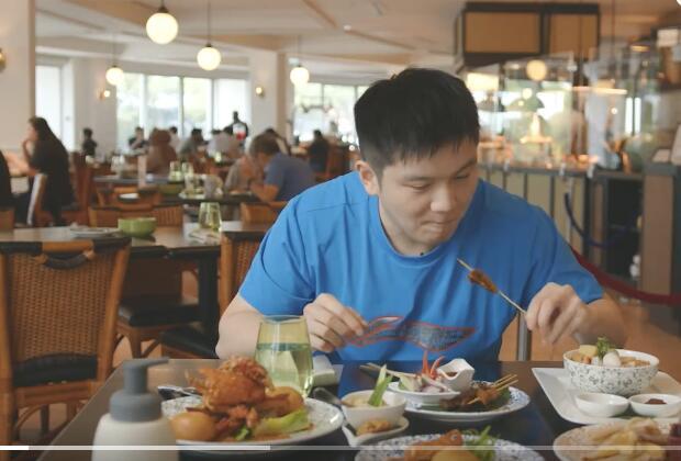 好吃！樊振東享受新加坡美食：喜歡辣椒蟹！田志希：愛吃榴蓮甜品