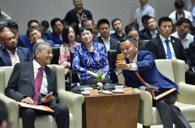 马来西亚总理访华，见马云、坐高铁、试驾吉利、与中国企业家对话……这是要干啥？