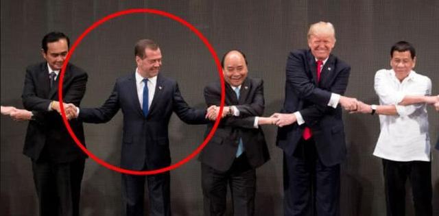 東盟峰會“握手插曲”：夠不著杜特爾特 李顯龍比手勢