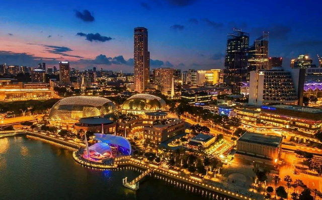 喜歡新加坡，花園城市的稱號實至名歸，環球影城，好玩但人也很多