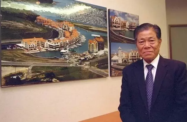 他的祖籍是廣東潮汕，靠賣油漆發家，94歲時，成爲新加坡首富