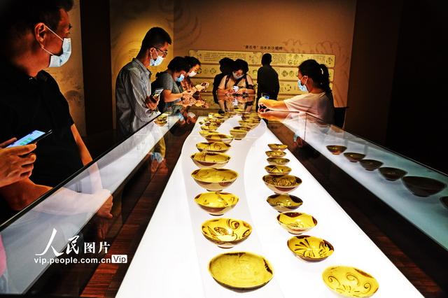 上海：“黑石号”沉船出水珍品展吸引观众