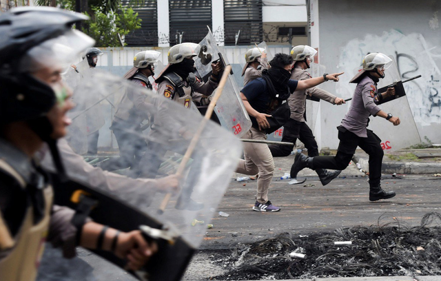 印尼騷亂8死737傷：仇華謠言蔓延，華人有的在家避難，有的被迫出國