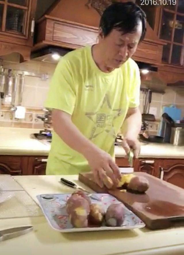 68歲國乒金牌教練近況，爲陪馮天薇日本訓練，吃了5個月面條
