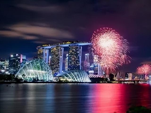 新加坡國慶最強攻略：看煙花、跳傘、飛機、坦克，參加家門口慶典