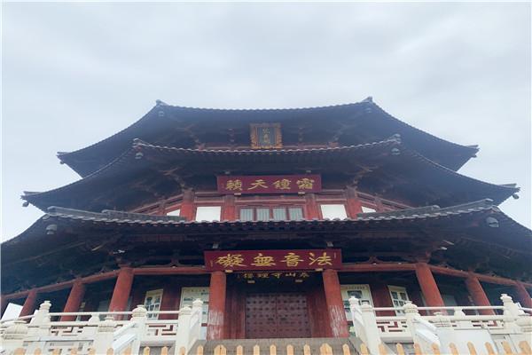 寒山寺鍾聲一人敲三下，只需支付5塊錢，用力敲爲2020年祈禱