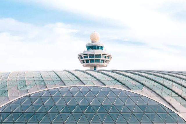 耗资85亿！新加坡把瀑布雨林搬进樟宜机场，网友们竟然期待飞机晚点了