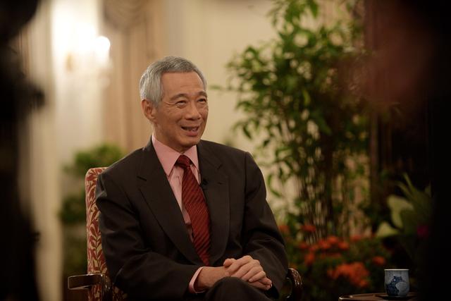 新加坡总理李显龙，拒绝在中美之间站队，喊话道：中国不是苏联