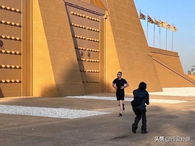 欢迎乘坐西安地铁4号线，本次列车开往逛吃逛吃方向……