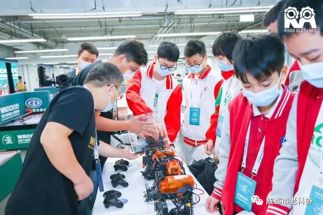 都江堰學子勇奪世界機器人大賽-RA極限冰壺挑戰賽冠軍和季軍
