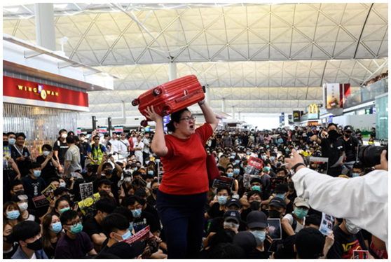 新加坡人亲历：在香港机场示威者强行搜身，我们讲华语也被打了