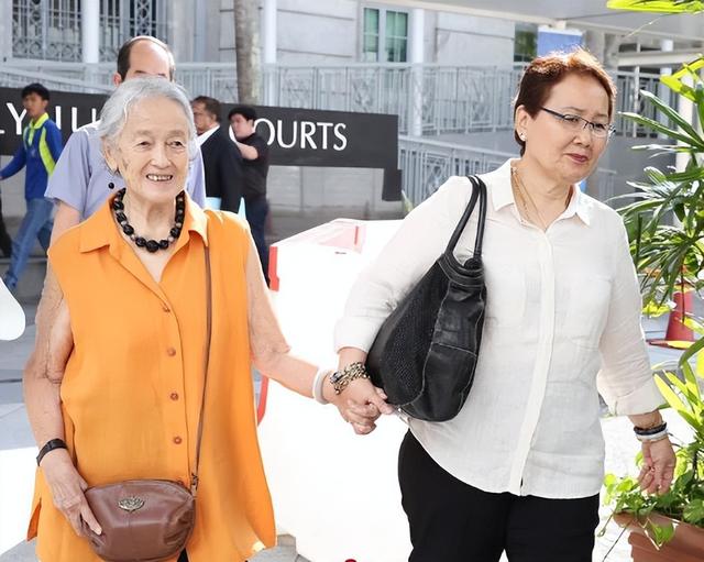 2009年，江苏小伙为照顾82岁外国富婆远赴新加坡，后来怎么样了？