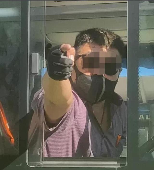新加坡巴士向车窗外比中指，老板为其撑腰：已报警，先被侵犯