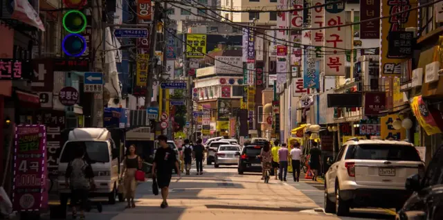 在韓國，《寄生蟲》是人，也是搖錢樹