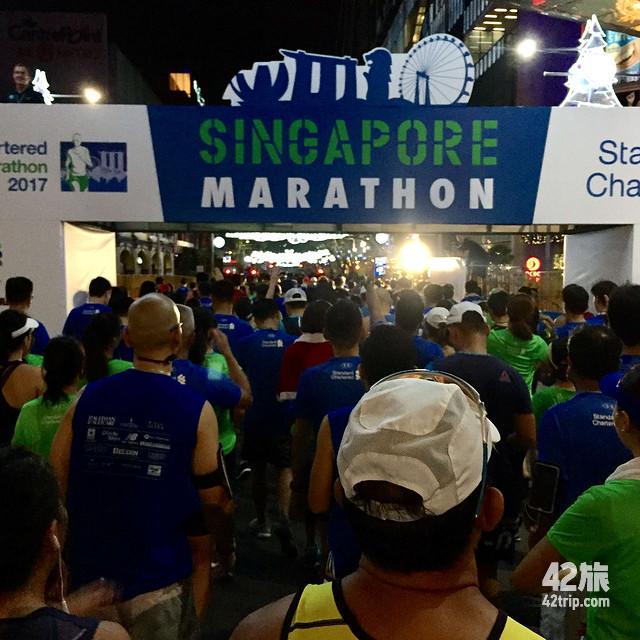 渣打新加坡國際馬拉松：7.73分，跑成了一塊沉浸在拍照中的行走鹽田