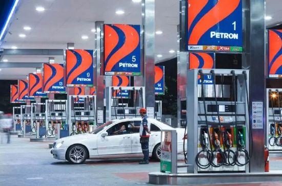 油價飙升，新加坡人跨境前往馬來西亞加油，每升約人民幣3.2元