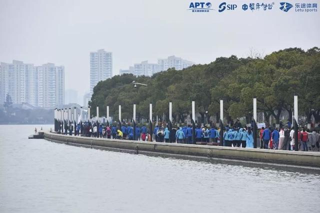 人从众……新年第一天，金鸡湖畔“穿越”了！