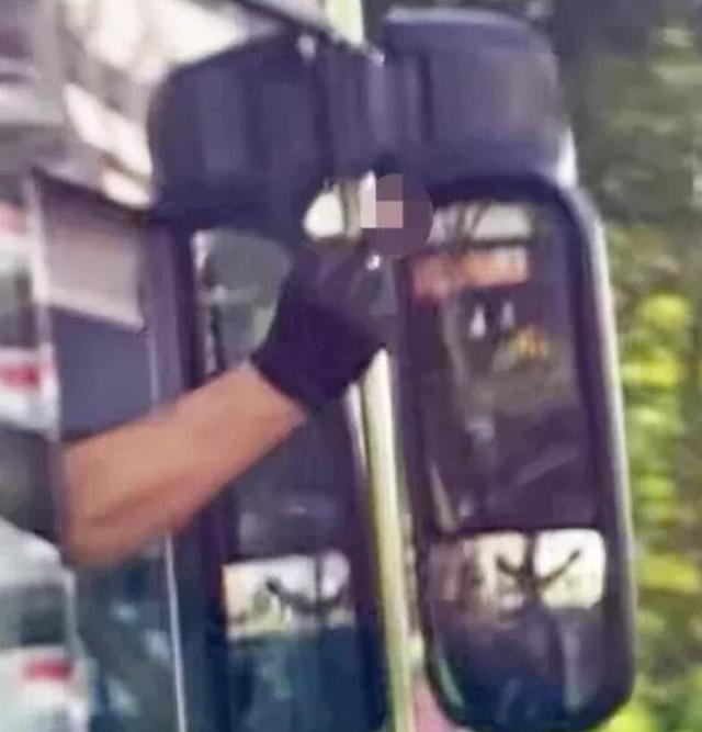 新加坡巴士向车窗外比中指，老板为其撑腰：已报警，先被侵犯