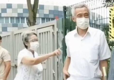 新加坡第一網紅和第一夫人撒狗糧的場面被拍下了
