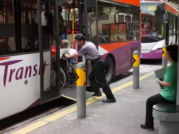 乘客与司机争执致车辆失控，号称亚洲第一的新加坡公交？