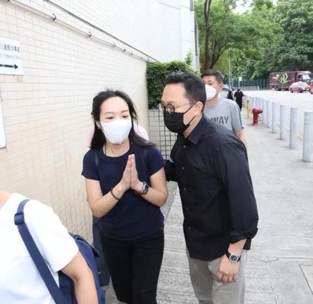 曾江离世最新后续：女儿女婿牵手去殓房认遗体，成龙写怀念悼文