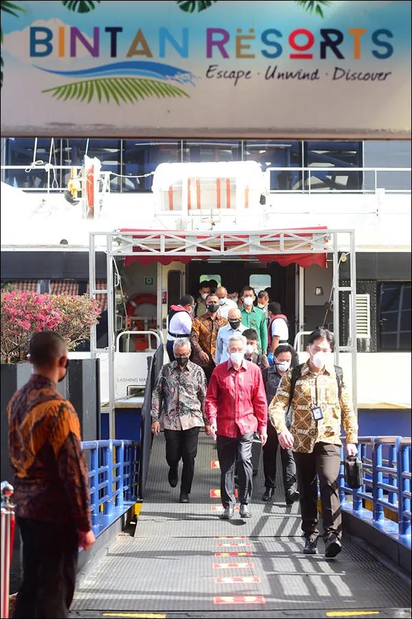 国际日报 | 李显龙搭船过境民丹岛 与佐科会谈就三项议题达成协议