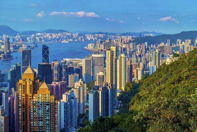30年前，香港GDP是上海的6倍，新加坡GDP是上海的3倍，現在呢？