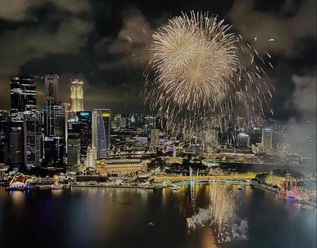 新加坡国庆日“脱单”属性？一场烟花：中国女留学生成狮城媳妇