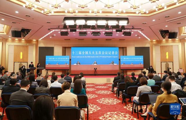 李克強總理出席記者會並回答中外記者提問