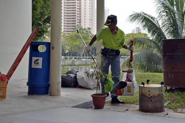 90後不怕髒苦在新加坡做清潔工作照樣闖出一片天悶聲發大財賺百萬