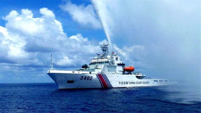 11月18日，中国海警用水炮击退菲船只；李显龙警告美勿碰中方红线