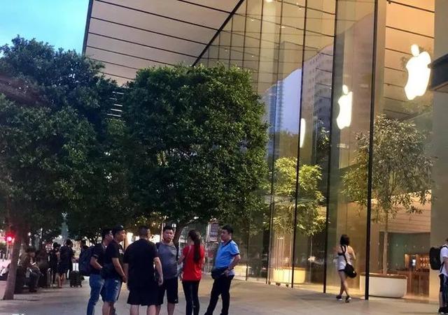 iPhone11發售當天，新加坡店門口擠滿越南“黃牛”，多達300余人