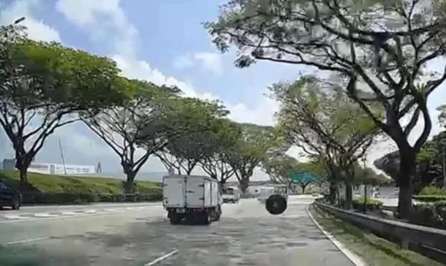 生死瞬間！新加坡轎車閃“飛輪”失控撞飛，“仰輪朝天”