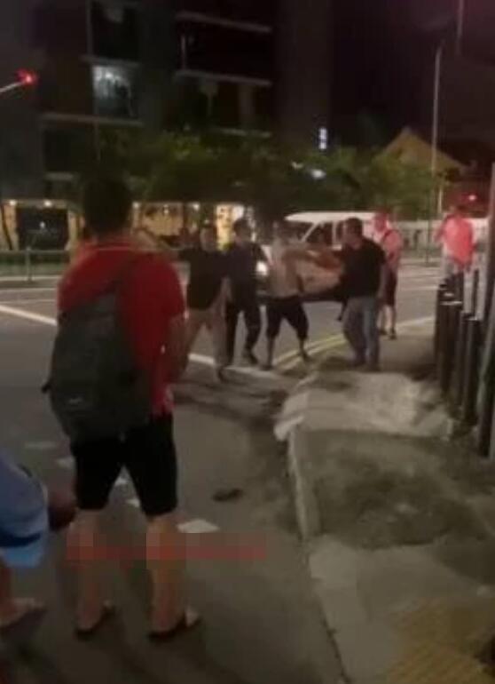 男子在新加坡紅燈區暴打女子引民憤，“大俠”出手絕地反殺引喝彩