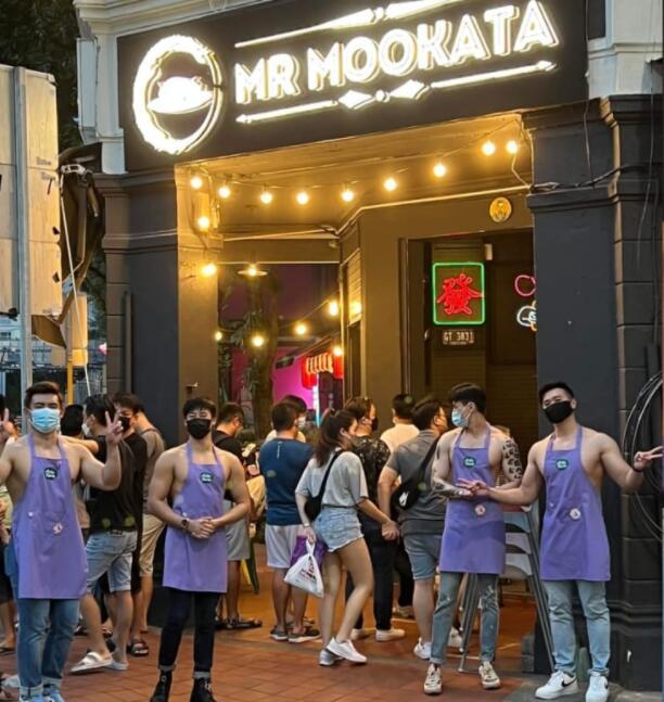 新加坡泰式“肌肉猛男”燒烤店“肉感”太強，火到引來警察