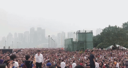 5D重庆「帆船魔楼」开业第一天，就被市民挤爆！网友：人从众……